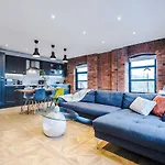 Luxury 2br - Bricked Modern - The Call 아파트