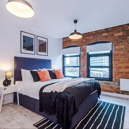 Luxury 2br - Bricked Modern - The Call 아파트