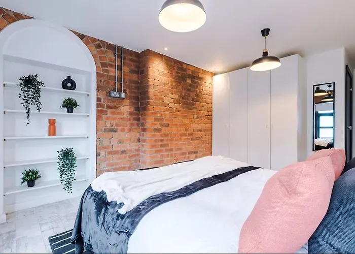 Luxury 2br - Bricked Modern - *